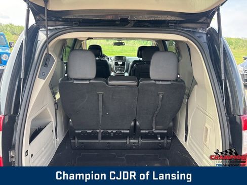 Used 2014 Chrysler Town & Country Touring FWD image 19