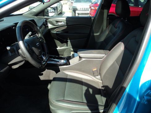 Used 2025 Chevrolet Trax RS w/ Sunroof Package image 16