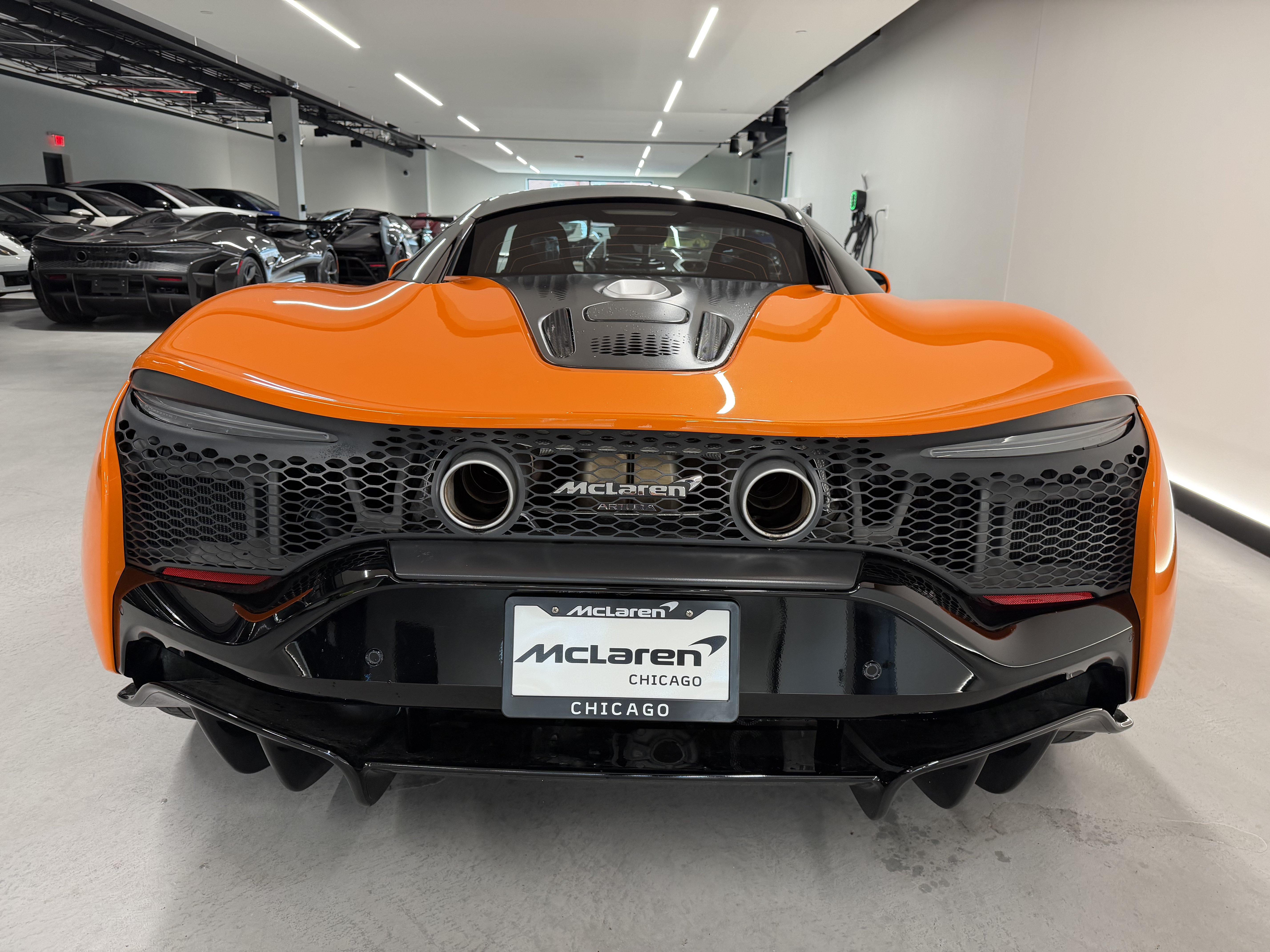 Used 2023 McLaren Artura RWD image 2