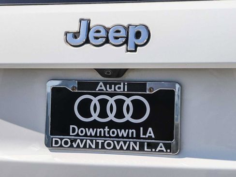Used 2019 Jeep Grand Cherokee Laredo RWD image 11