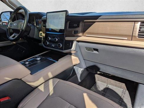 Used 2022 Ford Expedition Limited image 25