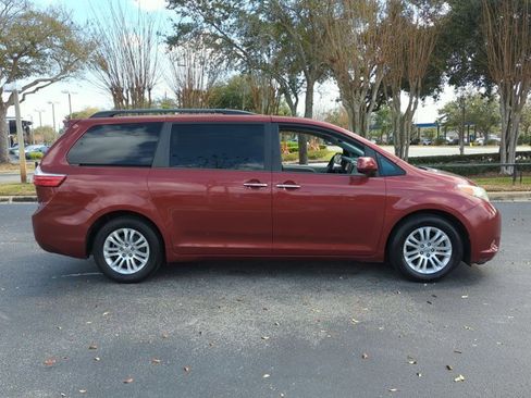 Used 2017 Toyota Sienna XLE image 4