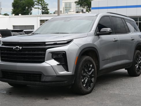 Used 2026 Chevrolet Traverse LT w/ Midnight/Sport Edition FWD image 5