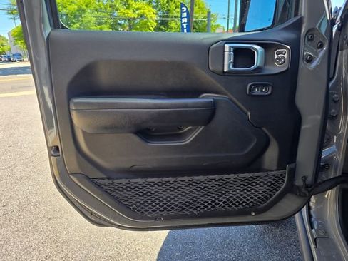 Used 2023 Jeep Wrangler Unlimited Rubicon w/ Cold Weather Group AWD/4WD image 7