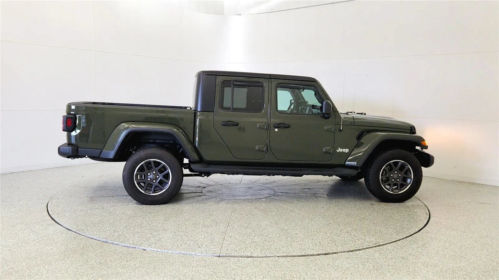 Used 2023 Jeep Gladiator Overland w/ Cold Weather Group AWD/4WD image 9