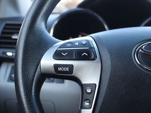 Used 2011 Toyota Highlander Hybrid w/ Cold Weather Pkg image 26