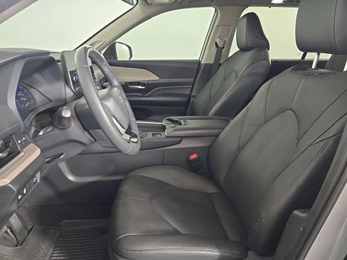 Used 2024 Toyota Grand Highlander FWD image 8