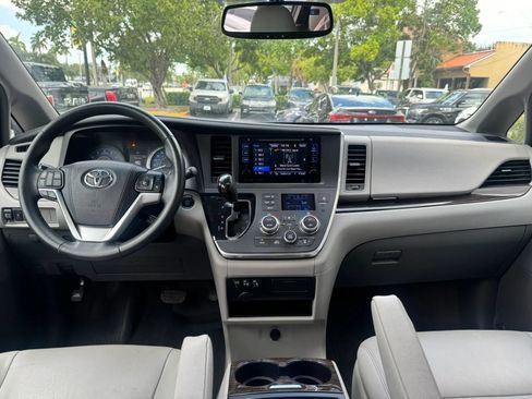 Used 2017 Toyota Sienna XLE w/ XLE Navigation Package FWD image 14