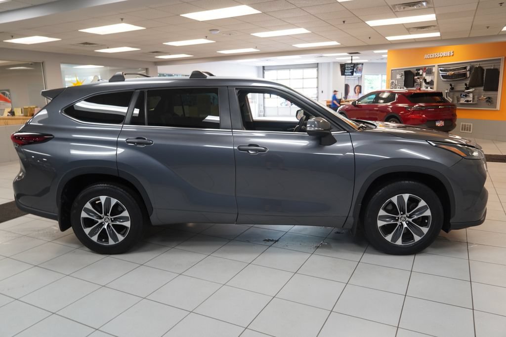 Used 2024 Toyota Highlander XLE AWD/4WD image 14