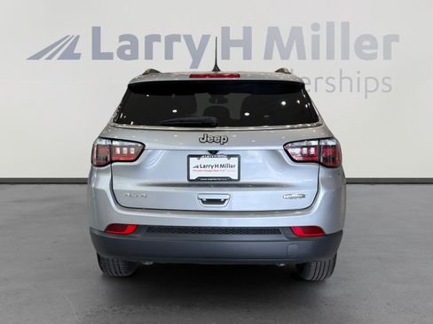 Used 2024 Jeep Compass Latitude AWD/4WD image 4