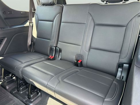 Used 2023 GMC Yukon SLT w/ SLT Luxury Package RWD image 17