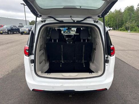 Used 2022 Chrysler Pacifica Touring-L FWD image 3