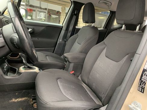 Used 2016 Jeep Renegade Latitude w/ Popular Equipment Group AWD/4WD image 18