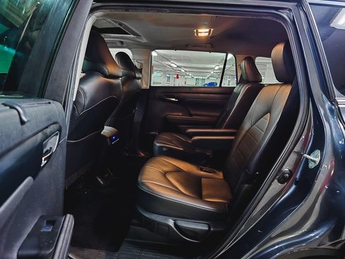 Used 2020 Toyota Highlander XLE AWD/4WD image 21