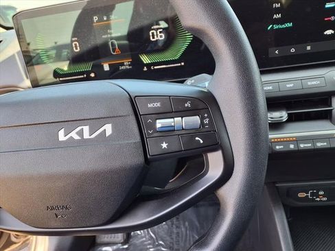 Used 2025 Kia K4 LXS image 18