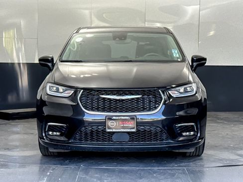 Used 2023 Chrysler Pacifica Touring-L FWD image 8