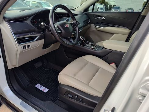 Used 2020 Cadillac XT4 Luxury FWD image 2