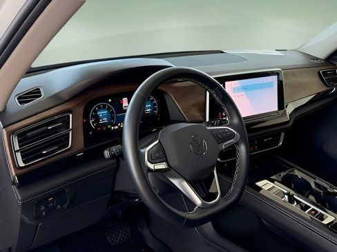 Used 2025 Volkswagen Atlas SE image 15