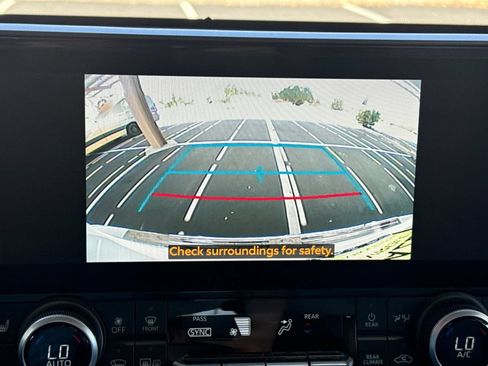Used 2023 Toyota Highlander XLE FWD image 32