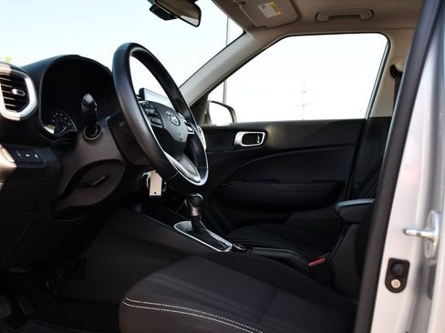 Used 2022 Hyundai Venue SEL FWD image 15