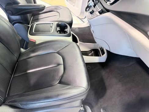 Used 2024 Chrysler Pacifica Touring-L FWD image 39