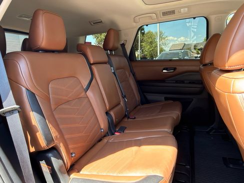 Used 2023 Nissan Pathfinder Platinum w/ Lighting Package (N92) image 19