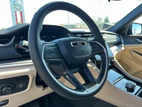 Used 2024 Jeep Grand Cherokee Limited w/ Black Appearance Package AWD/4WD image 40