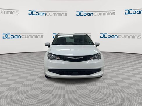 Used 2023 Chrysler Voyager LX FWD image 3