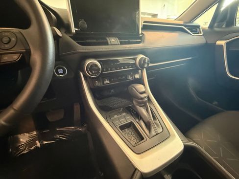 Used 2025 Toyota RAV4 XLE image 41