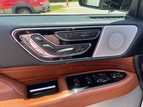 Used 2018 Lincoln Navigator Reserve w/ Technology Package AWD/4WD image 11