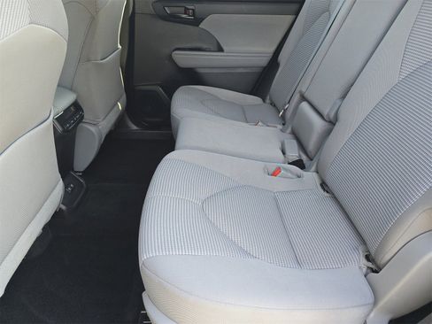 Used 2021 Toyota Highlander LE image 16