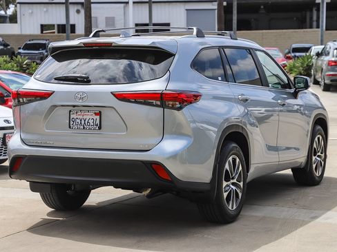 Used 2023 Toyota Highlander XLE FWD image 6