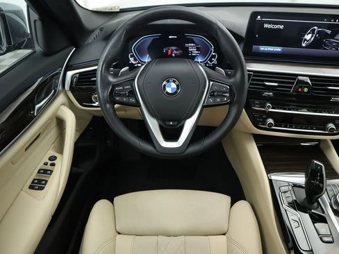 Used 2021 BMW 530e xDrive 530e iPerformance w/ Convenience Package image 10