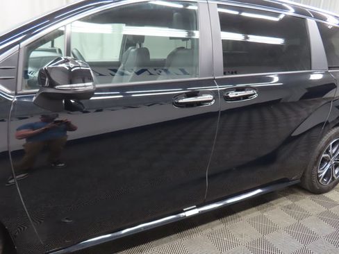 Used 2025 Toyota Sienna Platinum AWD/4WD image 49