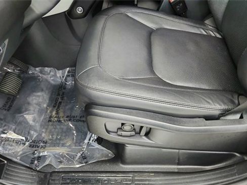 Used 2024 Land Rover Defender 110 S image 32