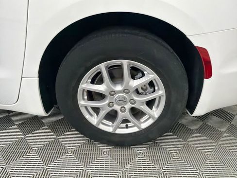 Used 2023 Chrysler Pacifica Touring-L FWD image 20