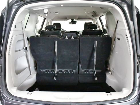 Used 2023 Chrysler Pacifica Touring-L FWD image 13