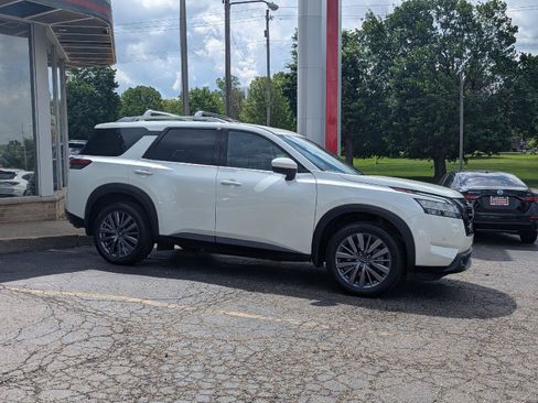 Used 2023 Nissan Pathfinder SL w/ SL Premium Package AWD/4WD image 9