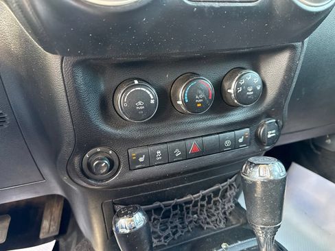 Used 2018 Jeep Wrangler Unlimited Rubicon w/ Connectivity Group AWD/4WD image 34