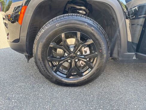Used 2024 Jeep Grand Cherokee Altitude AWD/4WD image 28