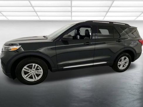 Used 2022 Ford Explorer XLT w/ Equipment Group 202A image 4