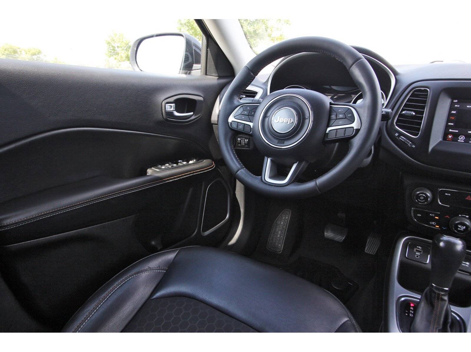 Used 2018 Jeep Compass Latitude w/ Popular Equipment Group FWD image 11
