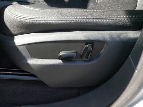 Used 2014 Volkswagen Touareg Sport image 20