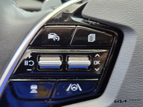 Certified 2024 Kia Niro EX FWD image 29