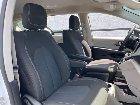 Used 2022 Chrysler Voyager LX FWD image 33
