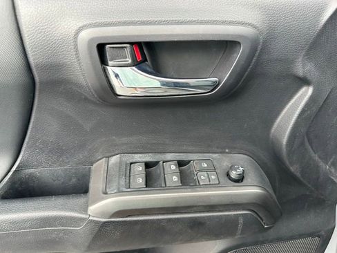 Used 2020 Toyota Tacoma TRD Off-Road w/ Technology Package AWD/4WD image 3