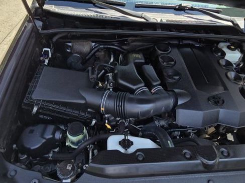 Used 2019 Toyota 4Runner SR5 AWD/4WD image 32