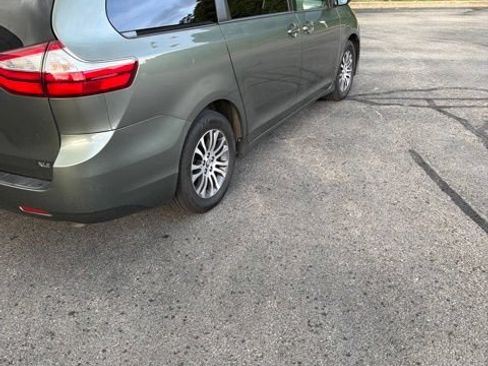 Used 2019 Toyota Sienna XLE w/ XLE Navigation Package FWD image 5