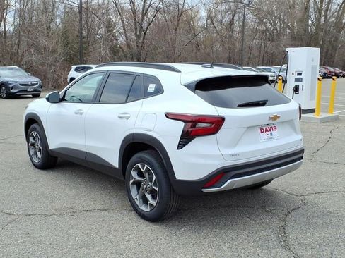 New 2026 Chevrolet Trax LT w/ LT Convenience Package FWD image 6