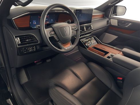 Used 2024 Lincoln Navigator Reserve AWD/4WD image 4